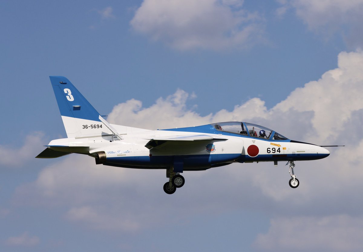 ott4z's tweet photo. #入間基地
#ブルーインパルス
#buleimpulse
第三陣はフォーメーションアプローチ🙌
あとの2機はいつになるかわからなかったので離脱しました…
ノーマル機残り撮りたかったけど10機撮れたからよかった😅 https://t.co/aiNTLVeGiz