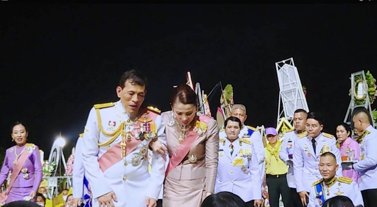 MovieMove5's tweet photo. #พิทักษ์ราชวงศ์จักรี ครอบครัวเรามีโอกาสได้รับใช้เบื้องพระยุคลบาท แม่ผมได้รับเลือกให้เขียนโฉนดของในหลวงรัชกาลที่ 9, ภาพถ่ายผมได้รับเลือกลงหนังสือจดหมายเหตุ ผมได้รับเสด็จในหลวงรัชกาลที่ 10 มากถึง 14 ครั้ง ติดตามไปถ่ายภาพที่พระองค์เสด็จ นับเป็นความภาคภูมิใจสูงสุดของครอบครัวเราครับ https://t.co/zBZ9gxtBRE