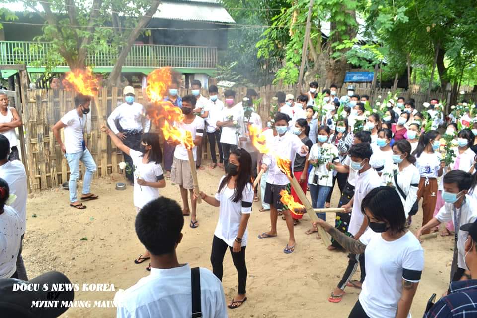 m_krl1's tweet photo. #Monywa General Strike once again came out with Students Union Strike
in this afternoon.MASSIVE PROTESTERS holding FLAMBEAU, Placards of Martyrs and Flowers along with colorful smoke for the commemoration of 74th #Myanmar Martyrs' Day.

MYANMAR MARTYRS' DAY
#July19Coup https://t.co/aUnFApM1Wa