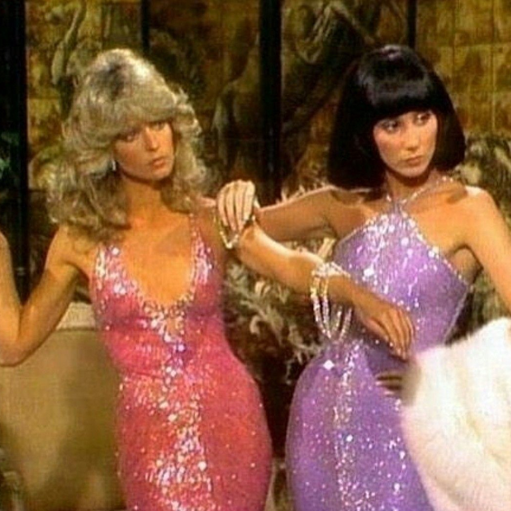 It's a new week, so let's kick it off in appropriately glittery style. Here  are 70s goddesses Farah Fawcett & @Cher looking amazing in Bob Mackie  dresses in a February 77 episode