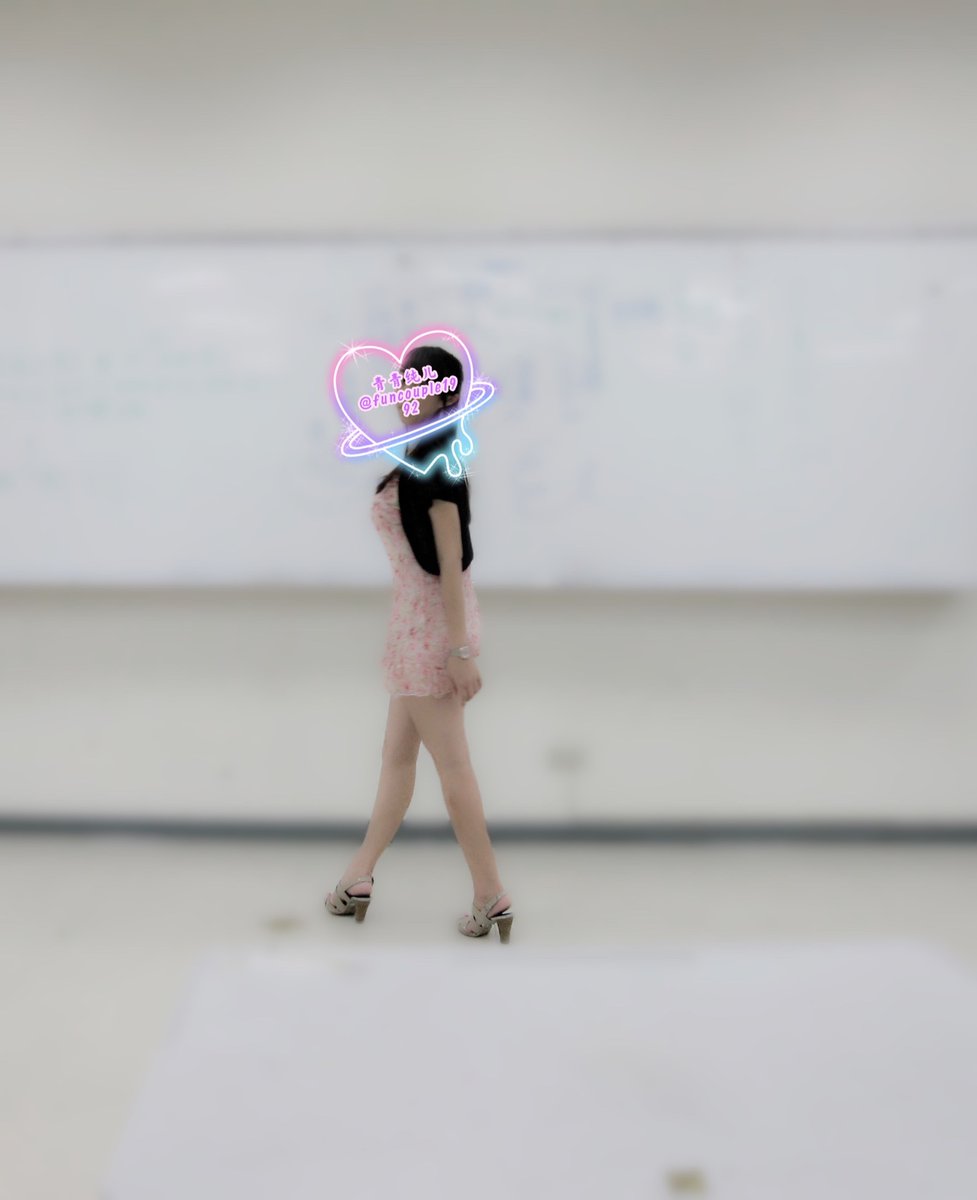 funcouple1992's tweet photo. 问哈你们

老师上课的时候，应该穿得像图一的传统套装，还是可以像图二轻松的短裙？

我有好多服装都不敢上课穿呀～～～

#胸器 #身材 #性感 #深夜 #福利 #美腿 #屁股 #露出 #短裙 #超短裤 #走光 https://t.co/HcUhSuF8xL