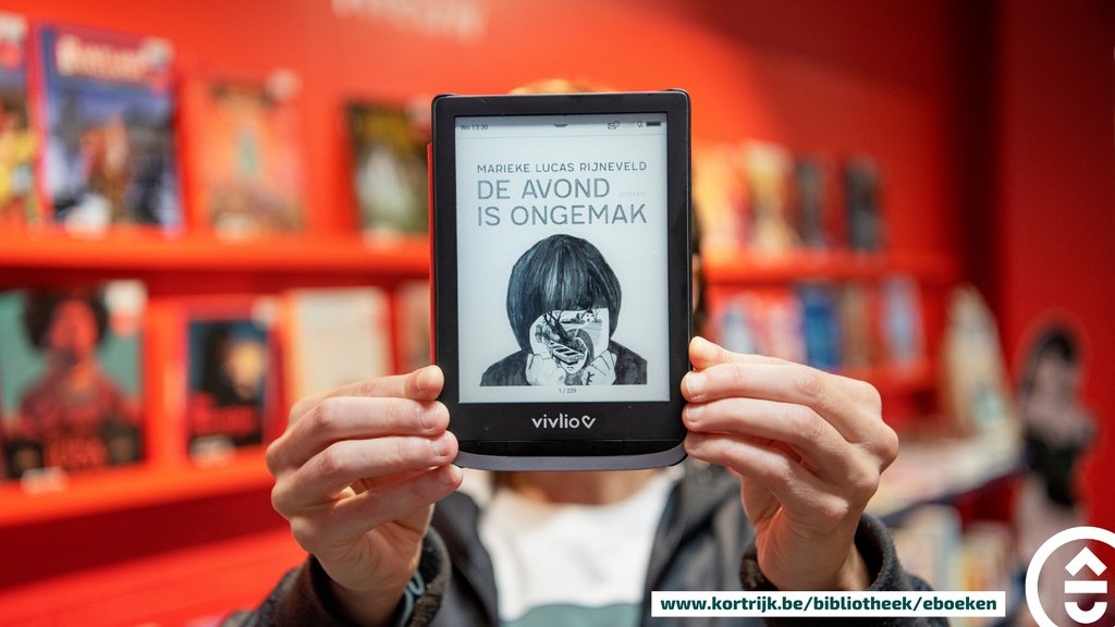 Louis gaat op reis en neemt mee … 'De avond is ongemak' van @MLRijneveld. Welk e-boek uit onze collectie neem jij mee in je valies? ☀️ ► Alle info via bit.ly/36HtETF. #bibkortrijk #eboeken #cloudlibrary #leesplezier #vakantie @cultuurconnect