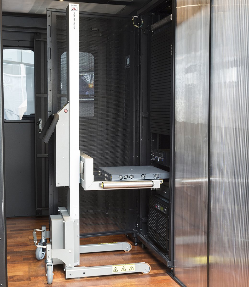 Server lifters are designed to tackle the challenges of your typical data centre environment. Available battery powered or manual. Rent or buy. 

Find out more... ow.ly/xb4i50wziMk 
#dataCentre #ComputerRoom #technology
