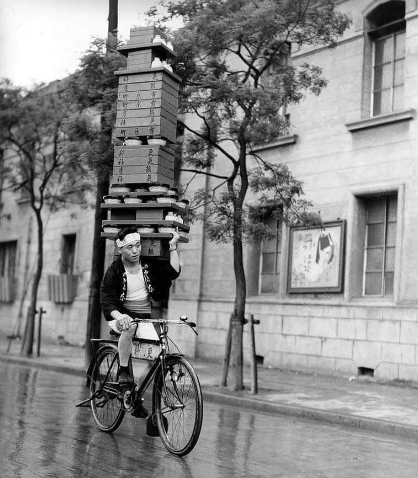 Soba delivery man 1935 Tokyo. Amazing. Can’t imagine the mounts and dismounts. Thanks #historycoolkids #quaxing
