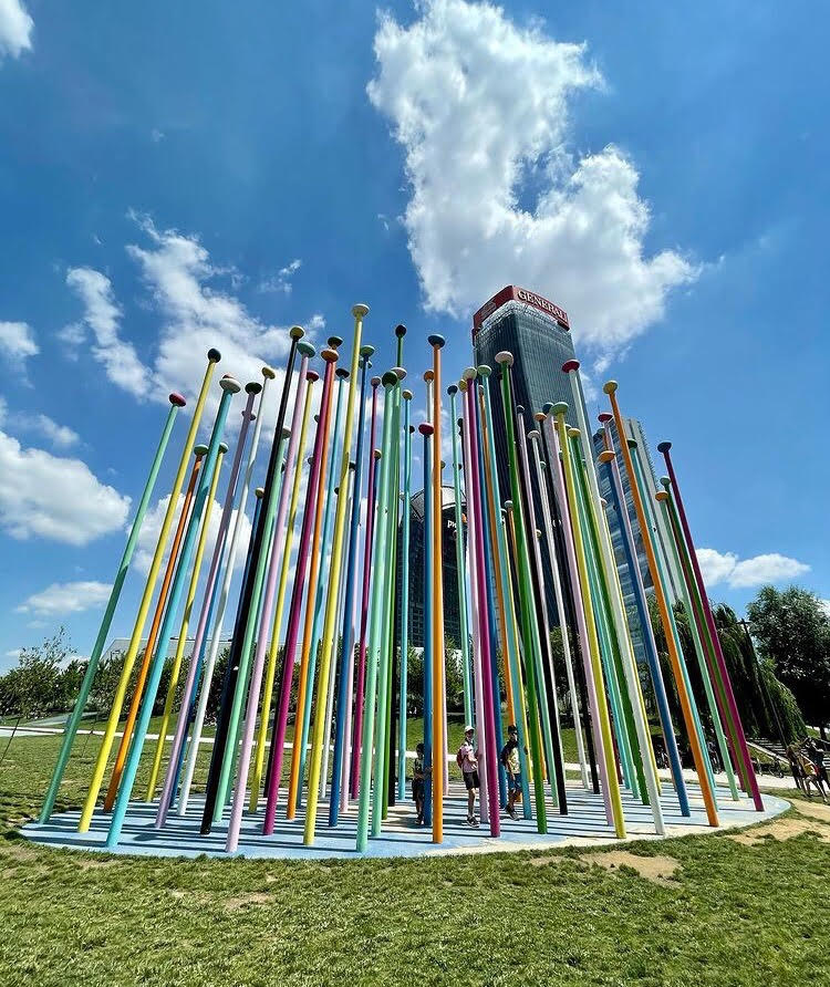 La visita guidata alla zona #CityLife di #Milano ti porterà alla scoperta delle trasformazioni moderne della città!
Nel nuovo parco cittadino troverete questa scultura di Pascale Marthine Tayou, Coloris.🌈 
---
bit.ly/2VBpryi
📷: @vita_in_famiglia