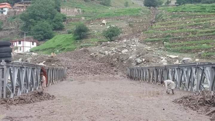 iwaqaskhanwiqi's tweet image. بابو سر ٹاپ سے چلاس روڈ کئی جگہوں سے ہیوی لینڈ سلائیڈنگ کی وجہ سے بلاک ہو گیا ہے
کئی سیاح  بھی پھنس گئے ہیں
#Tourismupdate #GBNews