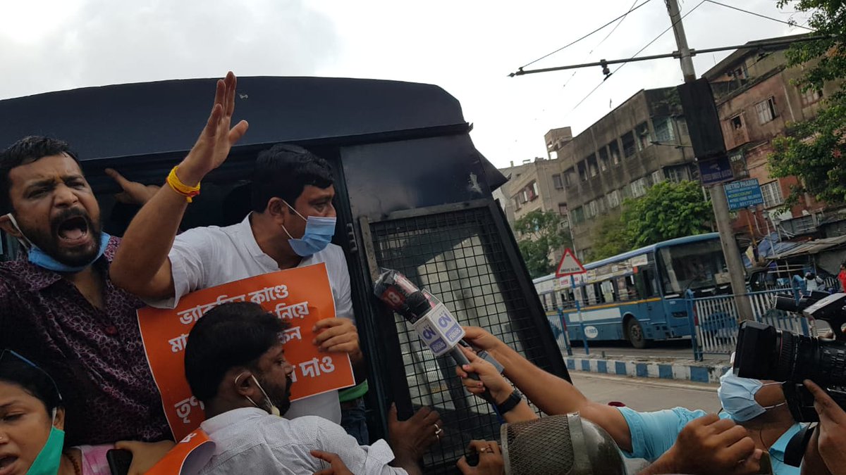 BJP4Bengal's tweet photo. ভ্যাকসিন দুর্নীতির প্রতিবাদে সালকিয়ায় বিজেপির শান্তিপূর্ণ প্রতিবাদে উপস্থিত ছিলেন প্রাক্তন কেন্দ্রীয় সম্পাদক এবং বিজেপি নেতা শ্রী @RahulSinhaBJP https://t.co/xESy7IhZKL