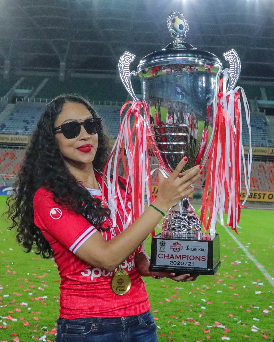 SimbaSCTanzania's tweet photo. CEO wa mabingwa π
Hili la kwanza kati ya mengi ambayo yanakuja chini ya uongozi wake πͺ #ChampionsOfTanzania #DoubleBack2Back #NguvuMoja https://t.co/skfiPE474R