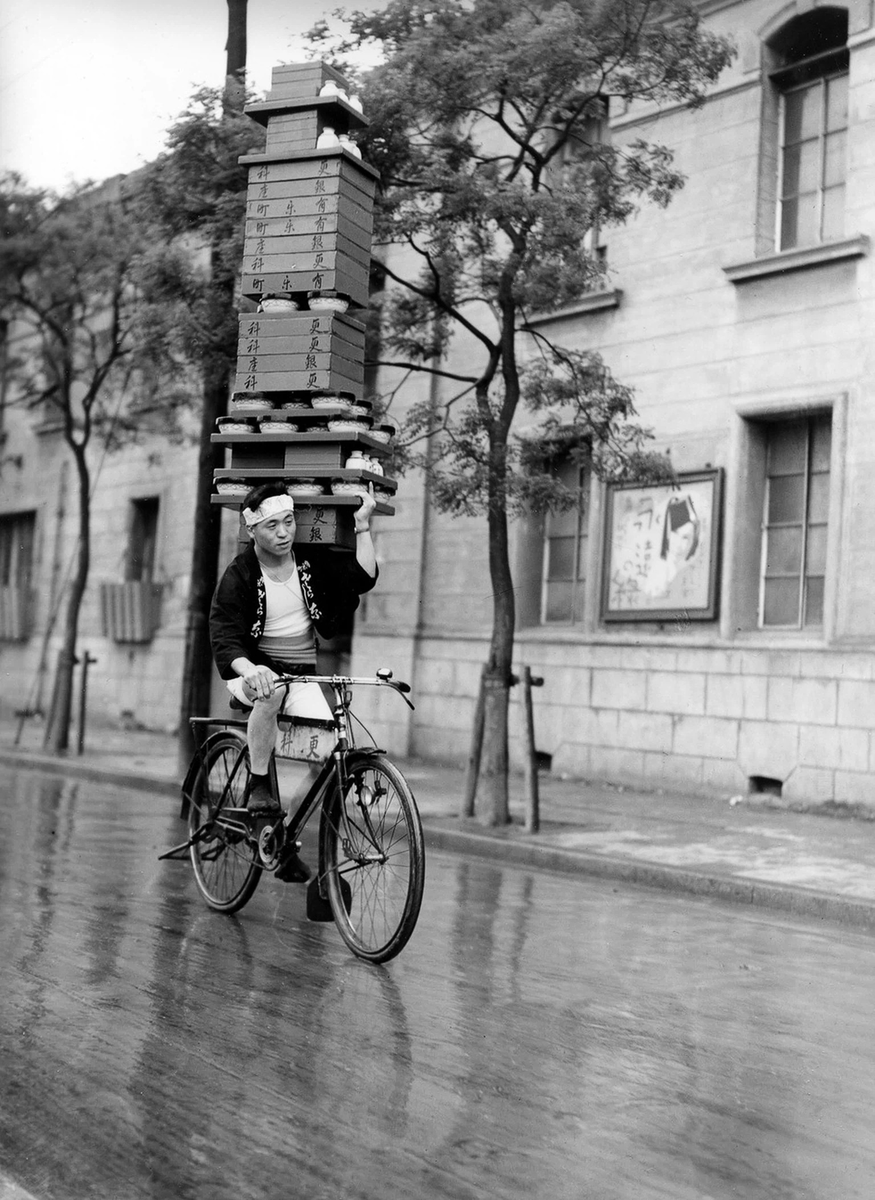 artribune's tweet photo. #fotodelgiorno: Noodles d'asporto a Tokyo, fotografia pubblicata dallo storico giornale Mainichi Shimbun nel 1935 per documentare la pericolosità delle consegne a domicilio. https://t.co/pRINs1nhi1