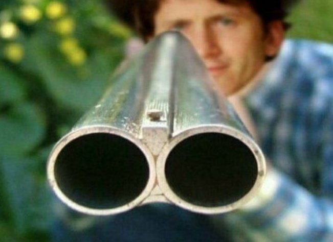 탕! 이게 진짜 총이였다면 당신은 벌써 죽었을겁니다. 다음부턴 탐라를 조심히 내려주세요.