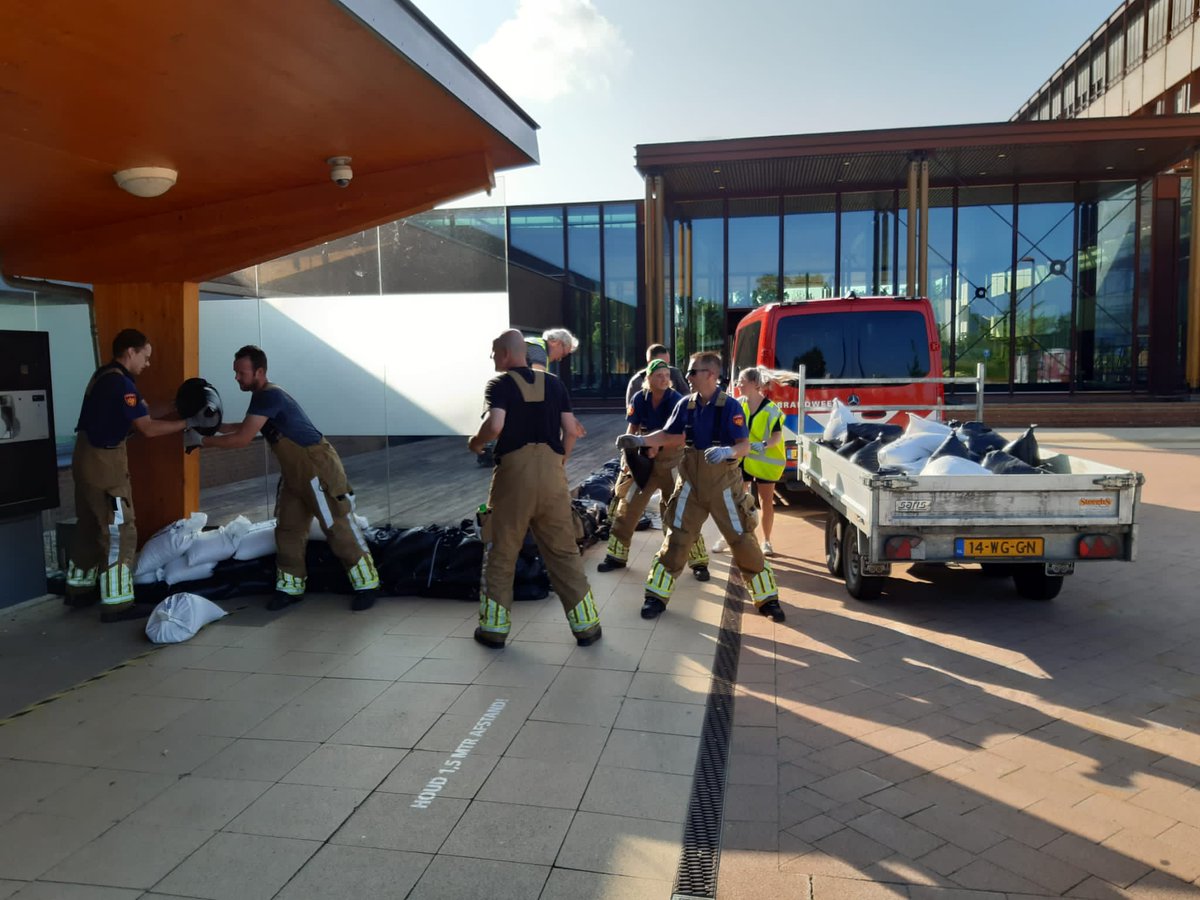 Vanochtend zijn we met collega's uit het district #Venlo bezig geweest met het opruimen van ruim 4000 zandzakken bij @VieCuri ziekenhuis. Na 2 uur was de klus geklaard en zijn we terug gekeerd naar #Belfeld

#WatersnoodLimburg #Limburg