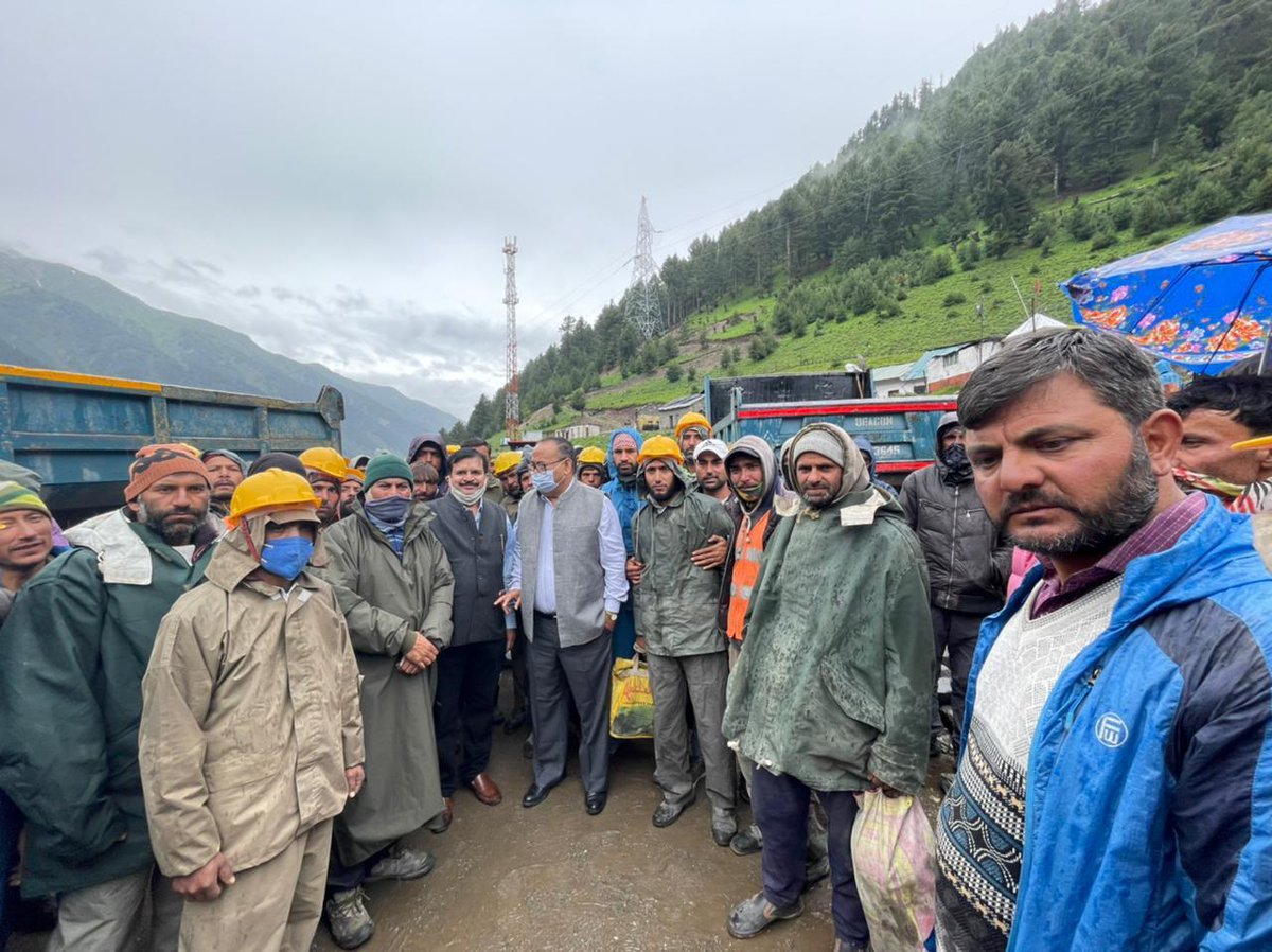 CLC reviews implementation of Labour Laws and new Labour Codes at Zojila Pass and Kargil
pib.gov.in/PressReleasePa…
<a href="/byadavbjp/">Bhupender Yadav</a> <a href="/Rameswar_Teli/">Rameswar Teli</a> <a href="/LabourMinistry/">Ministry of Labour & Employment, GoI</a> <a href="/LabourDg/">DG Labour Bureau</a> <a href="/esichq/">ESIC - Healthy Workforce - Prosperous India</a> <a href="/socialepfo/">EPFO</a>