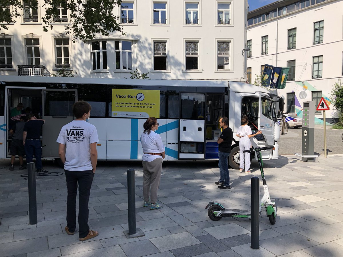 pzbrookriley's tweet image. There’s a ‘Vacci-bus’ on place Fernand CoQ right now offering single jab J&amp;amp;J vaccines to all comers, no appointment needed. Seriously great initiative.