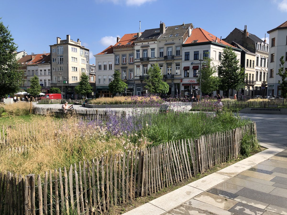 pzbrookriley's tweet image. There’s a ‘Vacci-bus’ on place Fernand CoQ right now offering single jab J&amp;amp;J vaccines to all comers, no appointment needed. Seriously great initiative.