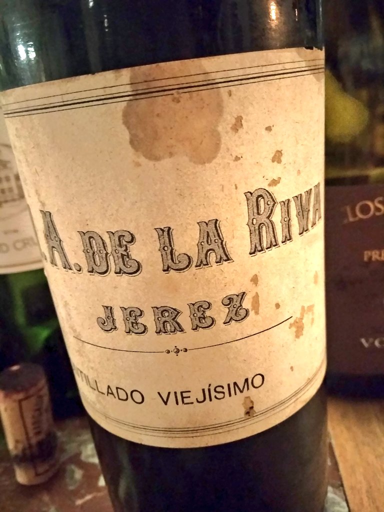 Botella de 1920. De entre las más de 25 que abrimos ayer es la que más me ha impresionado. Tremendo amontillado de <a href="/bodegasdelariva/">De La Riva</a>, absolutamente inolvidable, pocos vinos he probado con tamaña complejidad y persistencia!