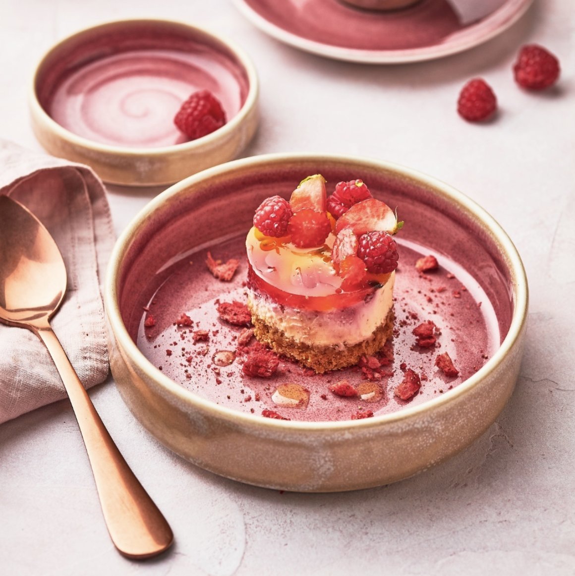 WalkingMatters's tweet photo. Loving @steeliteusa's new Aurora Vesuvius Rose Quartz dinnerware! To see more from this collection and all of their latest products!
#TabletopMatters
#steelite #newproduct #steeliteframesyourfood #dinnerware #plates #pinkplates https://t.co/JmCyRsR42W