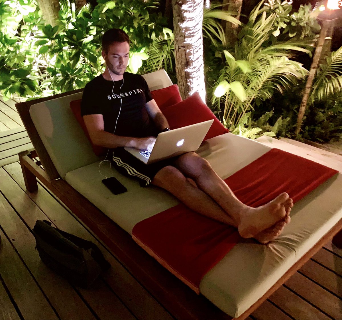 Marcus Anthony (<a href="/SolespireMarcus/">Marcus Anthony Cyganiak</a>) coding 👨🏻‍💻 outside in French Polynesian 🇵🇫 tropical 🌴 paradise, on François Nars’s Motu Tane private island 🏝 luxury residence in Bora Bora. What music 🎶 is on Marcus’s playlist 🤔? thepinnaclelist.com/videos/bora-bo…