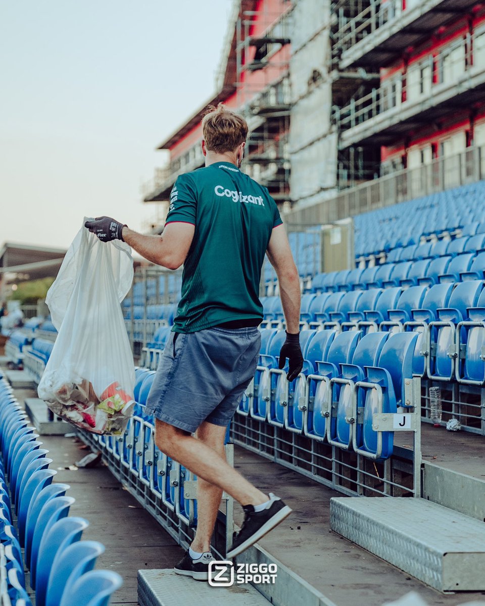 ZS_Racing's tweet photo. Deze man kun je niet haten 🥺

Racen ⇝ ✅
Tribunes schoonmaken ⇝ ✅

Sebastian Vettel moest zijn race dan wel vroegtijdig afbreken, maar zelfs na die teleurstelling is hij niet te beroerd om zijn handen uit de mouwen te steken ✨

📸: @AstonMartinF1 

#ZiggoSportF1 #F1 https://t.co/xMV2uzQn5C