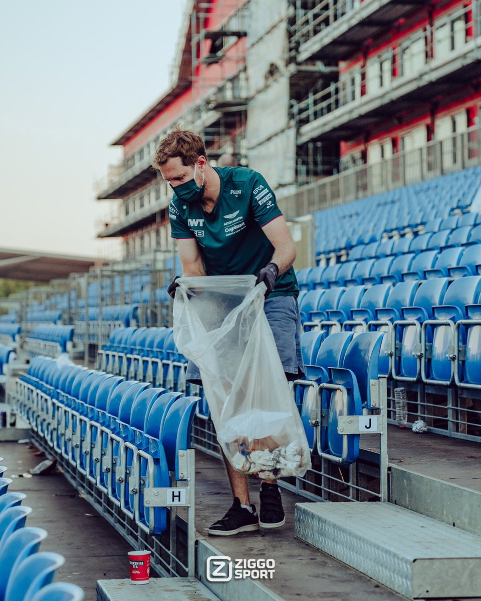 ZS_Racing's tweet photo. Deze man kun je niet haten 🥺

Racen ⇝ ✅
Tribunes schoonmaken ⇝ ✅

Sebastian Vettel moest zijn race dan wel vroegtijdig afbreken, maar zelfs na die teleurstelling is hij niet te beroerd om zijn handen uit de mouwen te steken ✨

📸: @AstonMartinF1 

#ZiggoSportF1 #F1 https://t.co/xMV2uzQn5C