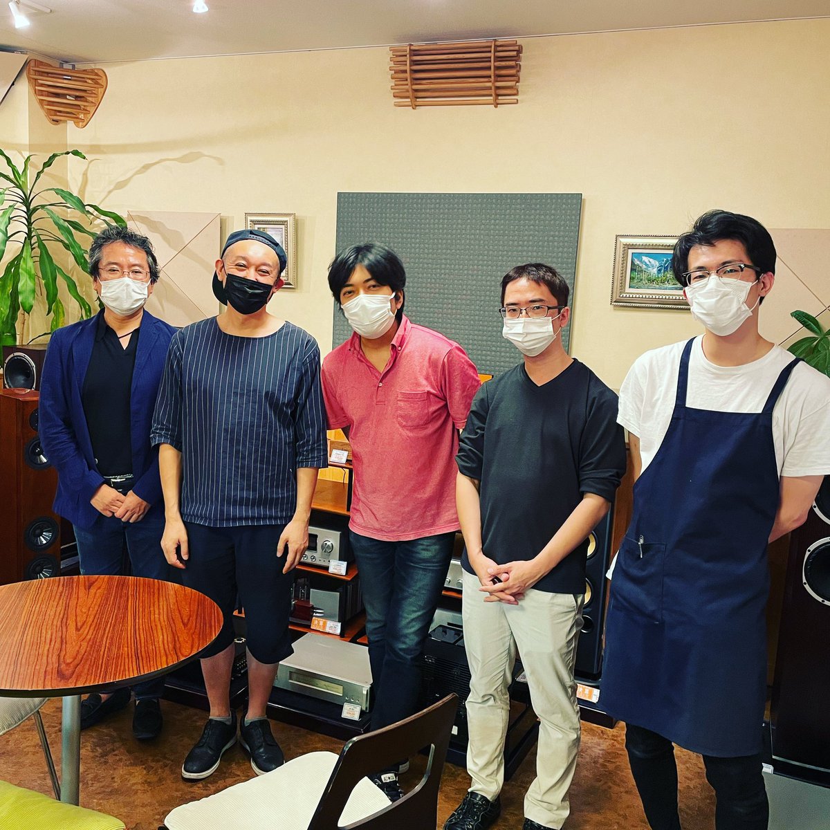 inoueyosuke's tweet photo. TAKTSTOCKの庵さんと大中さんがOTAIAUDIOにご来店。
お二人ともOTAIAUDIOにとってはほんとお世話になってきた大事な方々です。
改めてブランドスタートおめでとう！
#taktstock #audio #highendaudio #pureaudio #finkteam #ediscreation #keithmonksaudioworks #keithmonks #vertere #speaker https://t.co/tjt781AUFR
