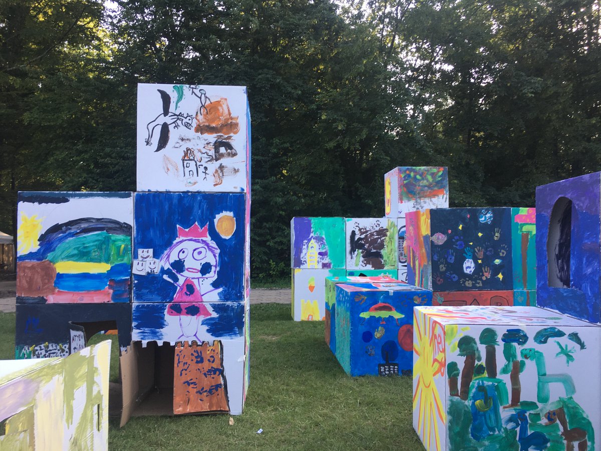 MuseeMobile's tweet photo. Et c'est reparti pour "Un été culturel" avec le @MinistereCC - Drac Île-de-France ! L'artiste #NicolasRoggy intervenait la semaine dernière aux Rencontres de l'engagement d' @ATDQM. Pendant 4 jours, les enfants du Camp Tapori ont imaginé à quoi ressemblerait leur ville idéale... https://t.co/F5qOYqEm5F