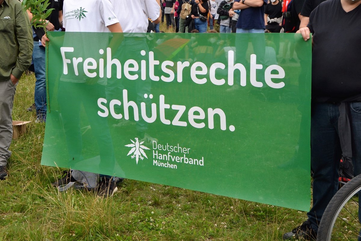KollektivC's tweet photo. 1/5
Gestern fand die #nopag Demo gegen die Verschärfung des Polizeiaufgabengesetzes in #München statt. #m1807
Zur Demo hatte ein breites Bündnis aus Parteien, Gruppen und anderen Organisationen aufgerufen. https://t.co/sNOMJqMCtX