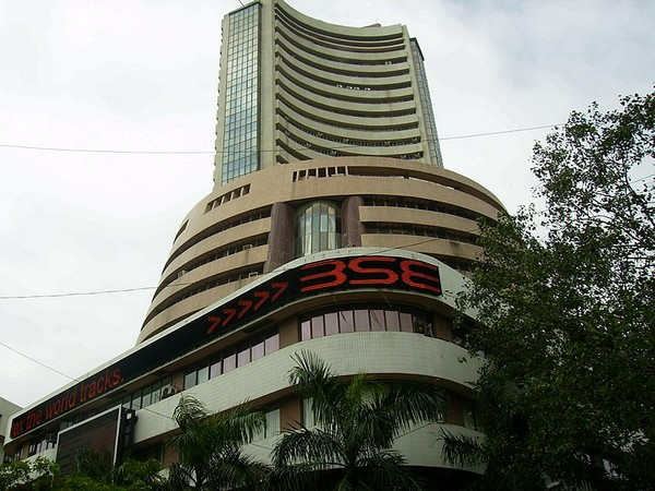 ANI's tweet photo. Sensex falls 637.85 points, currently at 52,502.21. https://t.co/kUj4jM93lJ