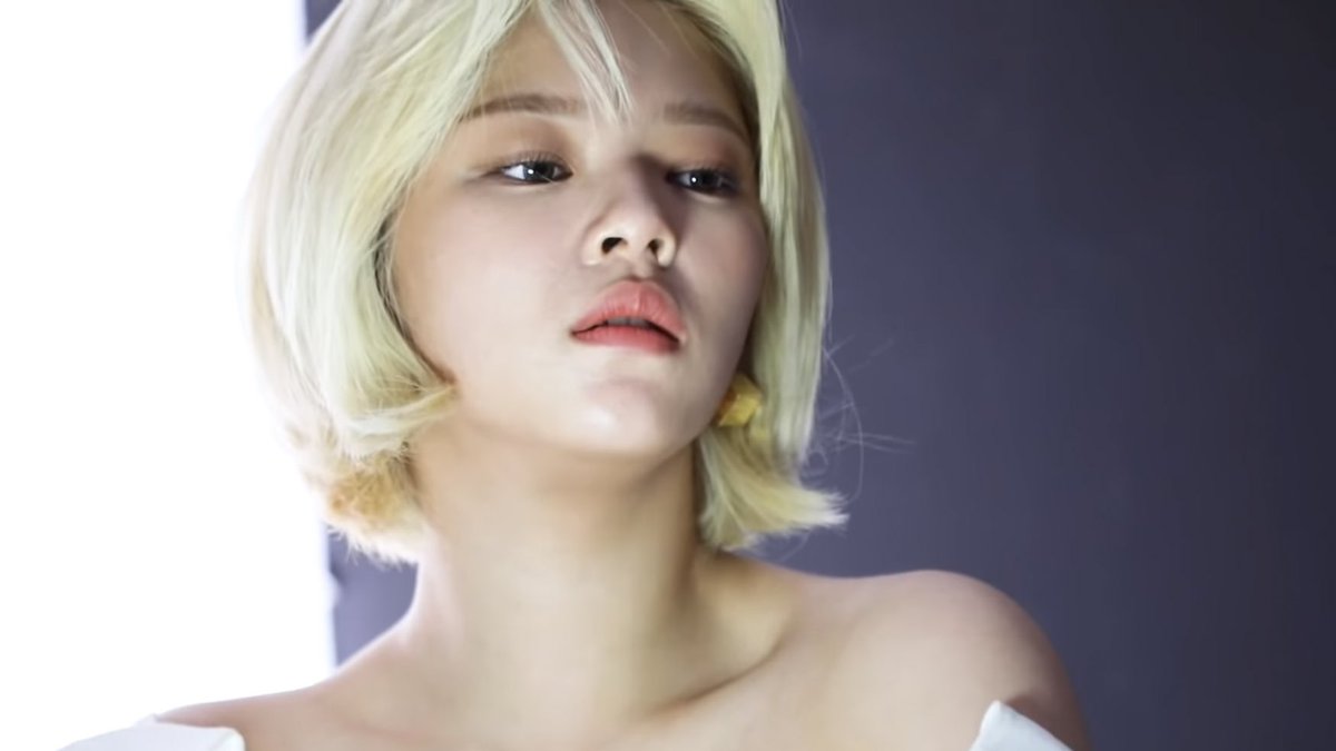 yjyglobal's tweet photo. Jeongyeon’s duality is INSANE https://t.co/iSmZx1gT64