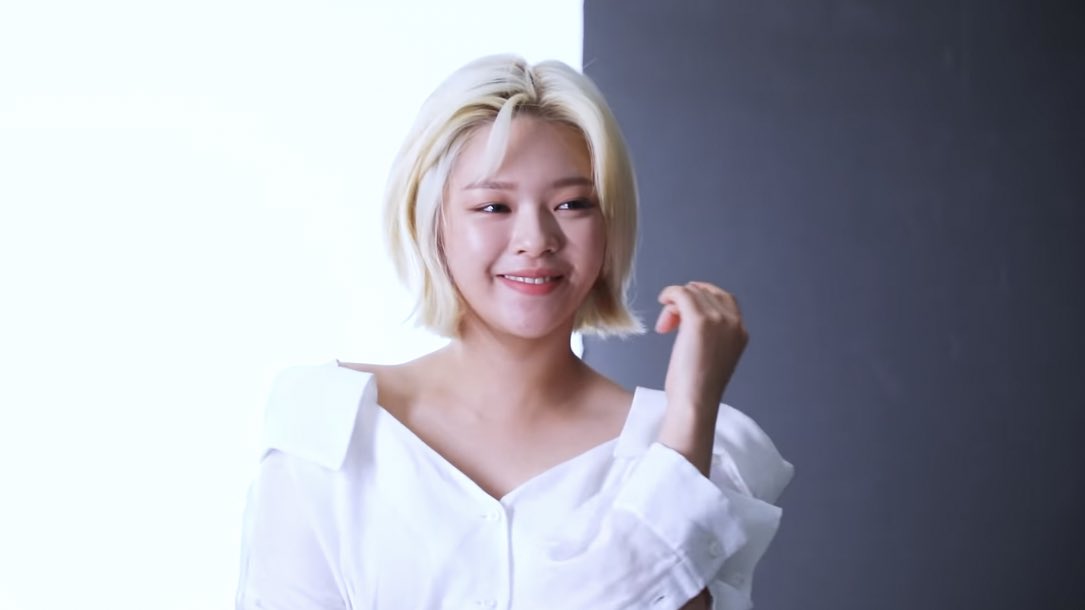 yjyglobal's tweet photo. Jeongyeon’s duality is INSANE https://t.co/iSmZx1gT64