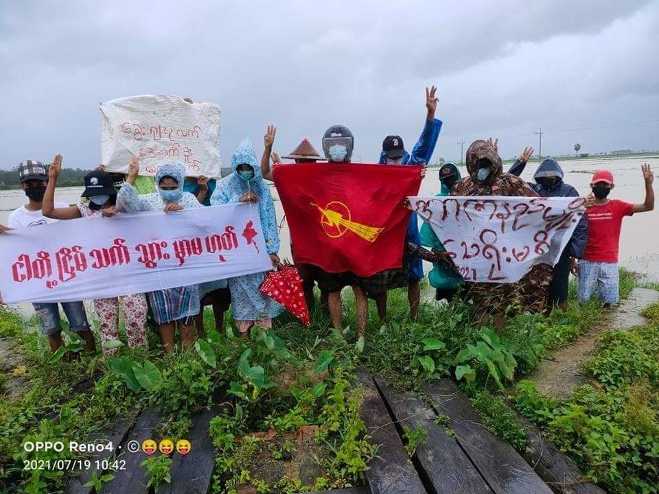 LeeDam_3's tweet photo. In the evening, there was a demonstration against the military dictatorship under the sign reading "Martyrs never die" in Auk Yephyu village, Longlone Tsp which is being violently suppressed.
MYANMAR MARTYRS' DAY 

#HonorTheFallenHeroes
#July19Coup 
#WhatsHappeningInMyanmar https://t.co/cIXVI72ecu