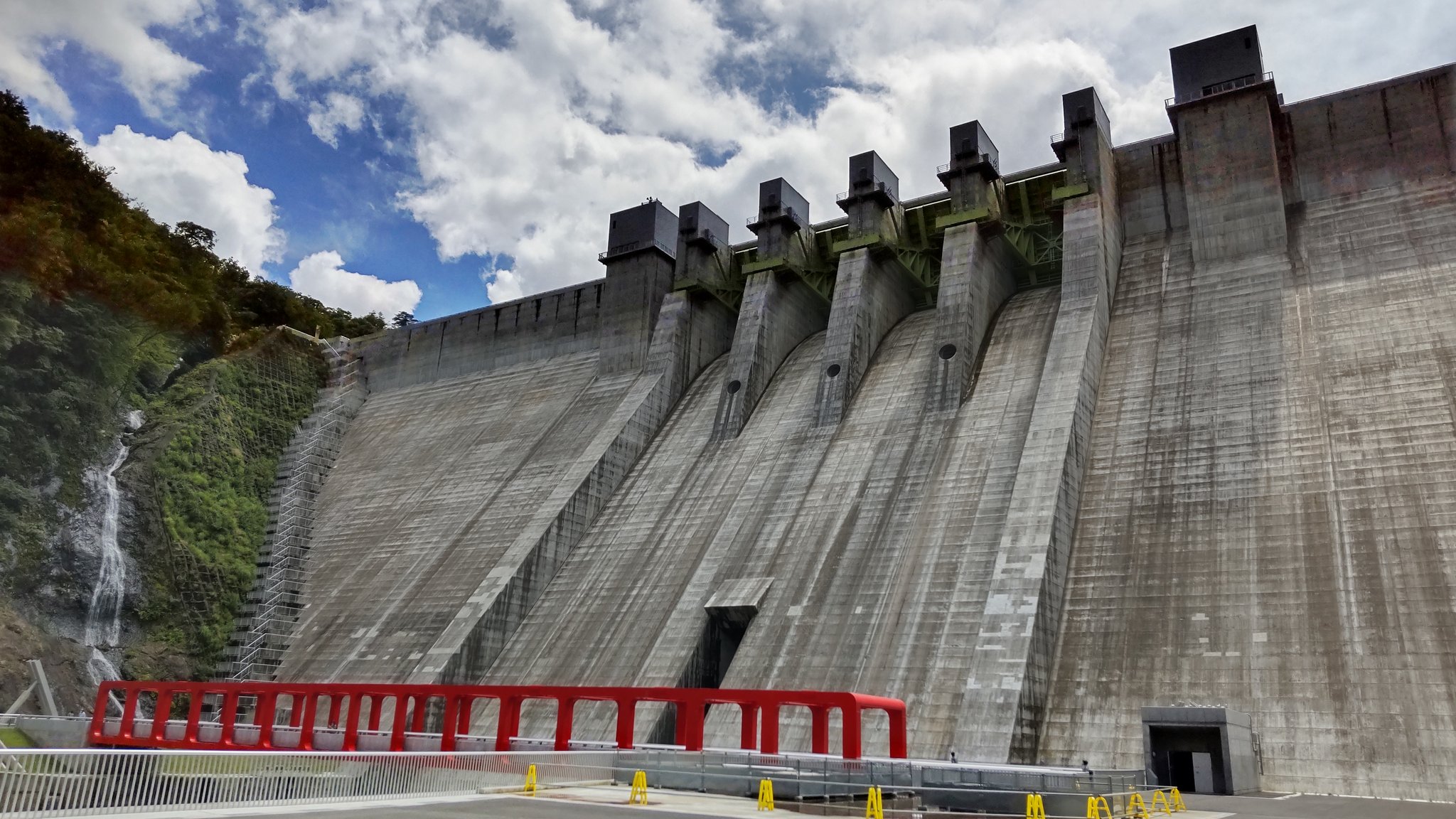 たいせ 下から見る八ッ場ダム ダムは重力式コンクリートダムで高さは116m 八ッ場ダム 八ッ場あがつま湖 吾妻 長野原町 T Co 8fvimhrr1o Twitter