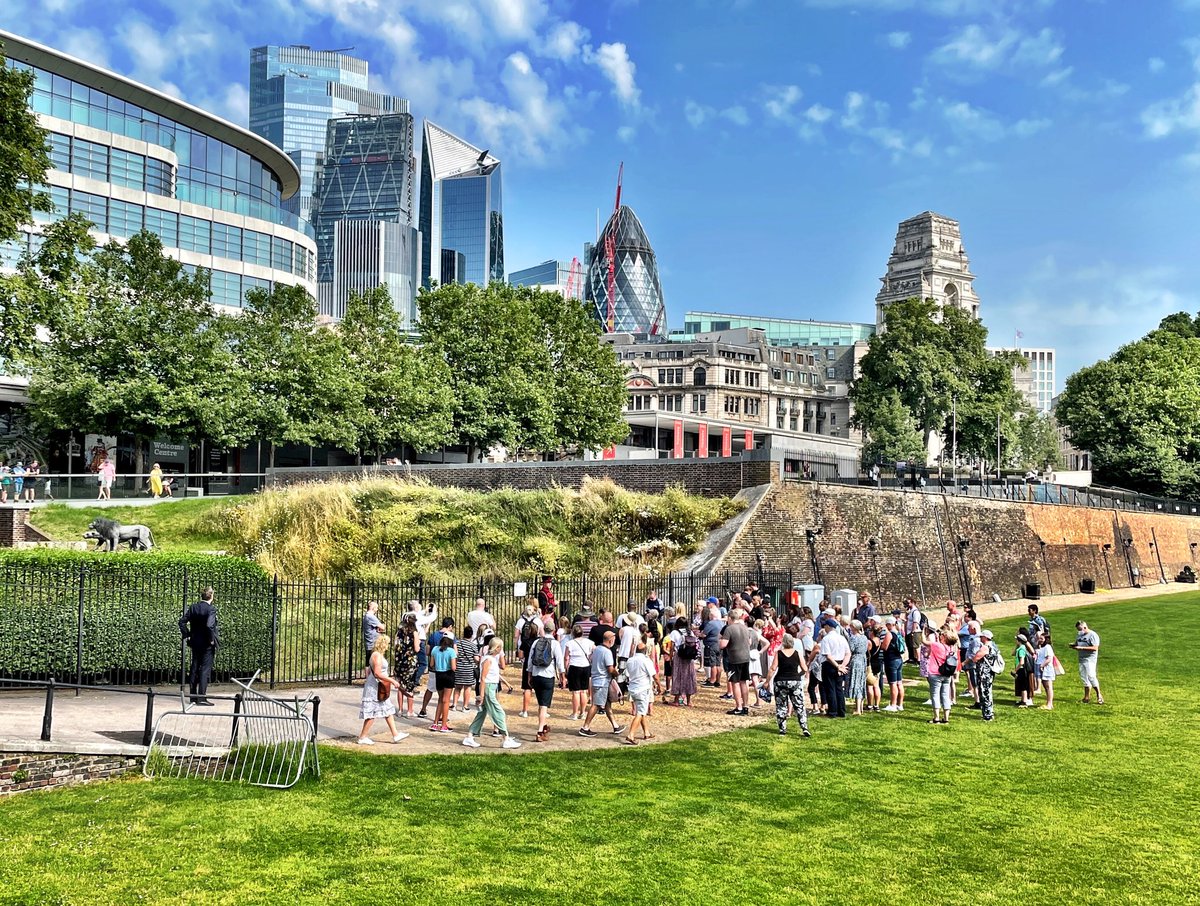 spike_abbott's tweet image. Well after 16 months, our famous Yeoman Warder Tour returned at 10:00 this morning with Barney delighting our visitors @TowerOfLondon @HRP_palaces #Beefeater #VisitLondon #freedomdayUK