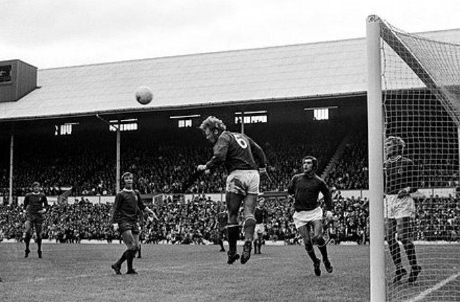LCFCprogs's tweet photo. #FosseGold π¦
7th Aug 1971
#LCFC v #LFC: #CharityShield action as #SteveWhitworth receives #RodneyFern's congratulations, #GrahamCross heads clear, and #RayClemence saves from #JohnFarrington...
FT: 1-0
#FilbertStreet https://t.co/HUjqEWc5gt
