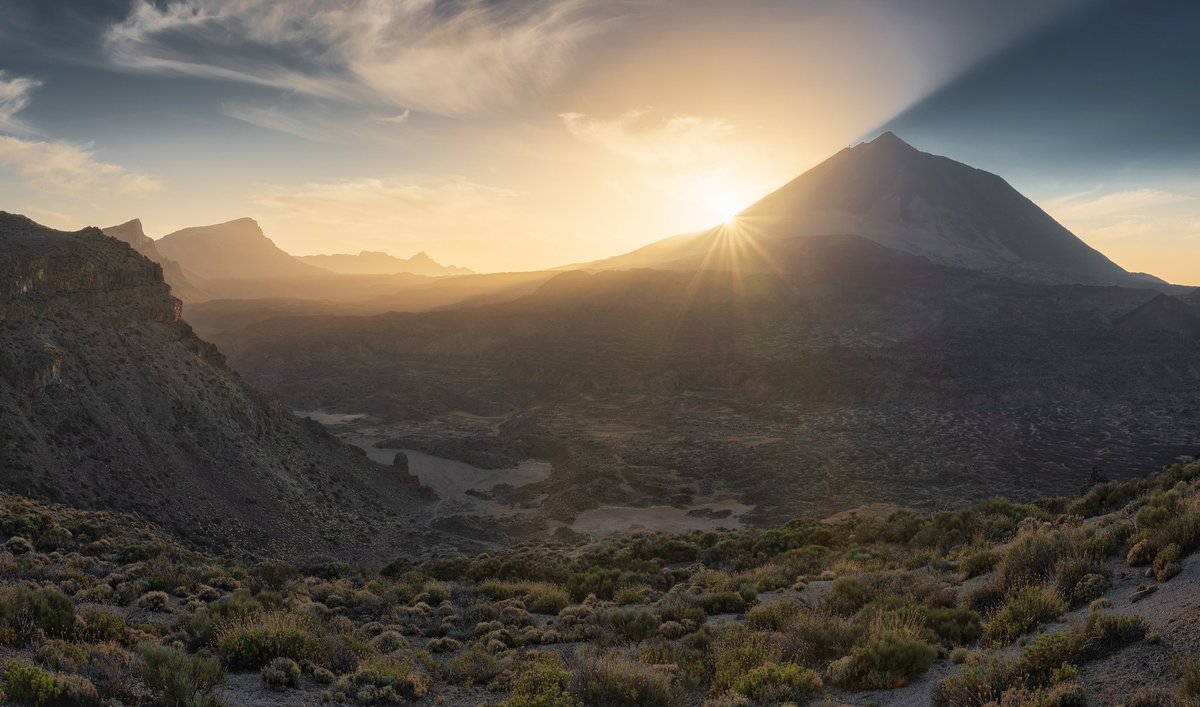 El Teide y un rayo de luz proyectado por su silueta. Un fenómeno que es una maravilla para la vista.

The Teide and a ray of light projected by its silhouette. A phenomenon that is a wonder to behold.

#tenerife #landscape #landscapephotography #Earth #Canarias #spain