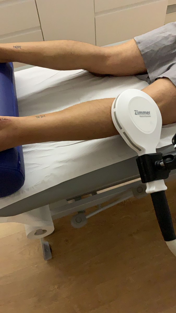 Capa1973's tweet image. No hay vacaciones para recuperar una  (mi) lesión, para recuperarme de la intervención de ambos tendones de Aquiles. Hoy me trata mi amigo físio y crack de la readaptación @aumarmarfisio : valoración ecográfica, tratamiento manual, Zimmer y tecarterapia. Voy de lujo para 17 días.