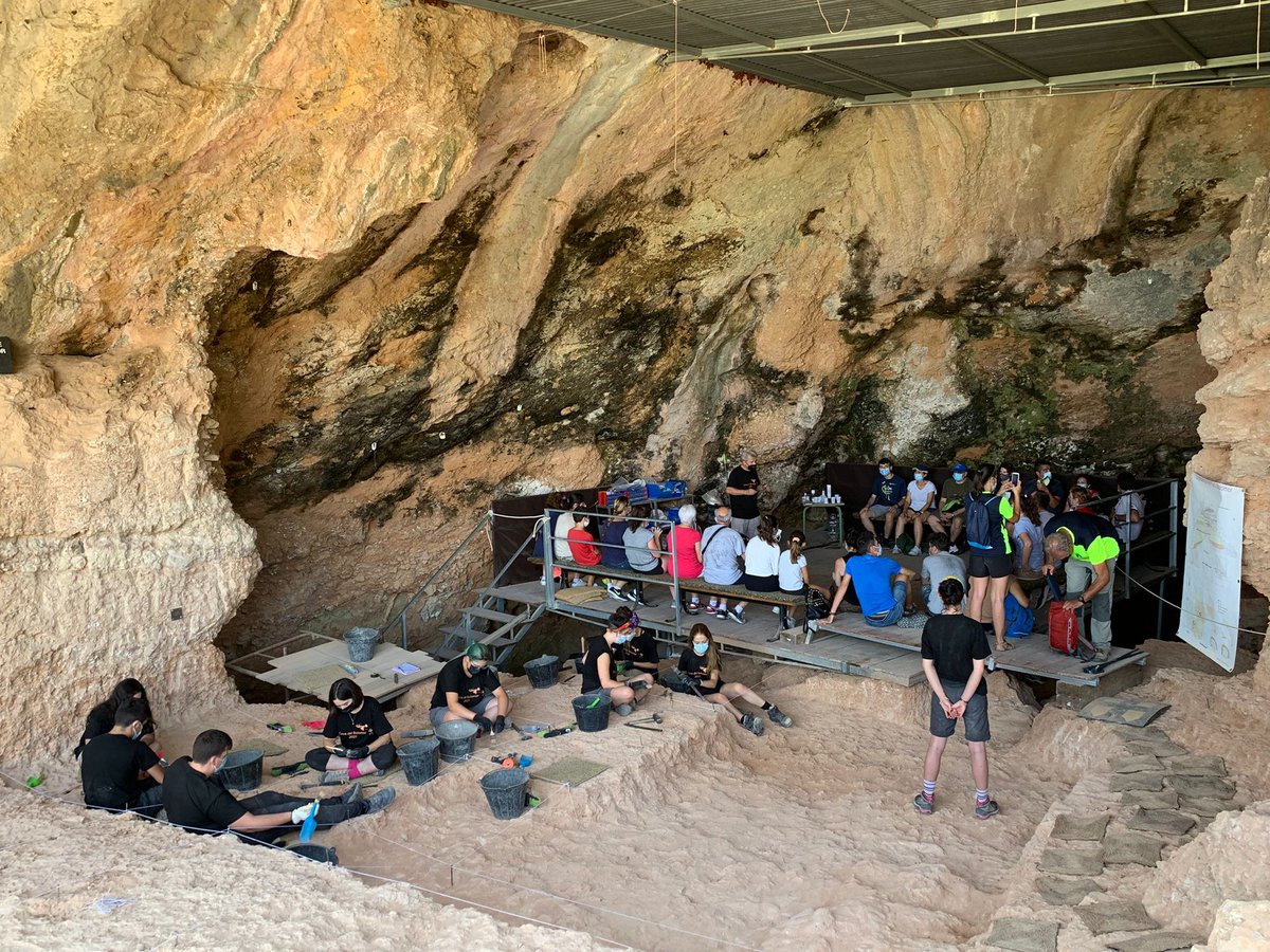 ⛏JORNADA PUERTAS ABIERTAS⛏ 
•
El pasado sábado 17 se celebró la jornada de puertas abiertas de la Cova del Bolomor, como cada año. 🙌🏼

Durante la mañana vinieron cerca de 100 visitantes a ver nuestro yacimiento. 🤩

¡Gracias a todas y todos!

Os esperamos el año que viene. 🤎