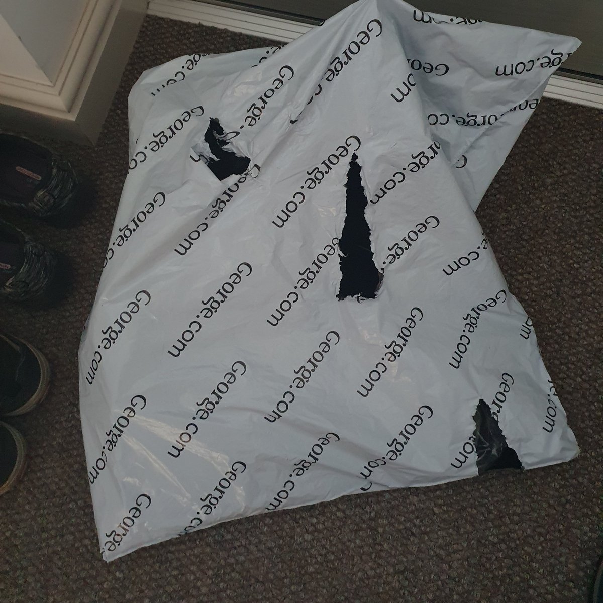 Dribb's tweet photo. @HelpAtGeorge This is how my delivery has just arrived? 😟 https://t.co/xSzBwfVSIB