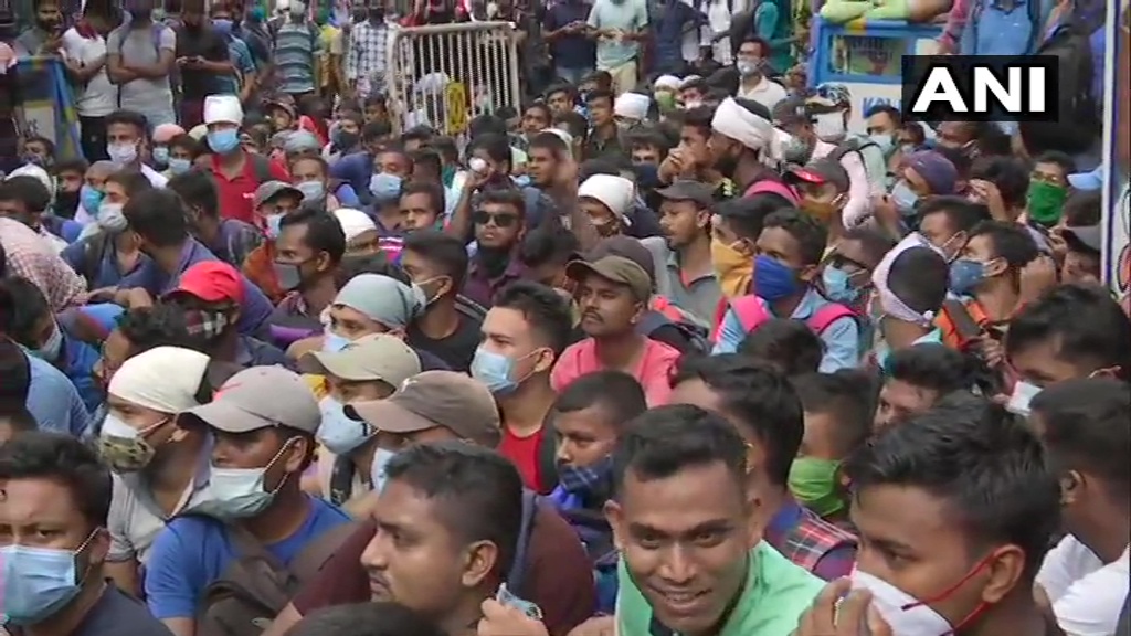 ANI's tweet photo. Kolkata: A huge number of candidates who are yet to be given postings for West Bengal Constable, gather in protest outside the Criminal Investigation Department (CID) office, Bhawani Bhawan. The candidates have cleared the examinations but are yet to be given postings. https://t.co/SqfqyK1XU9