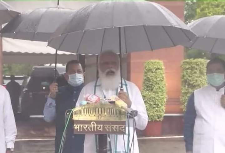 X \ sumit mishra على X: Proud of you PM Modi ji The successful Prime  Minister of the world's largest democracy, Shri Narendra Modi, has himself  held his umbrella with his hands