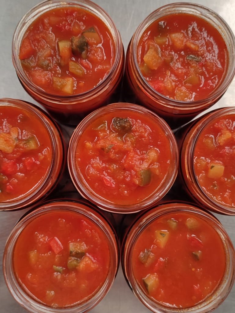 amorodo_eco's tweet photo. Canto amor, canto coidado e canta paixón cabe nun bote de AMORODO? 🍅🍓❤️

As nosas primeiras conservas xa están envasadas! Coma o noso PISTO, que encherá de cor e sabor os teus pratos.🥒🧅🍅

AMORODO, conservas que te conservan.  🍓🤗🌱
#amorodo #conservasecoloxicas #produtoeco https://t.co/ZKuVMih9WF