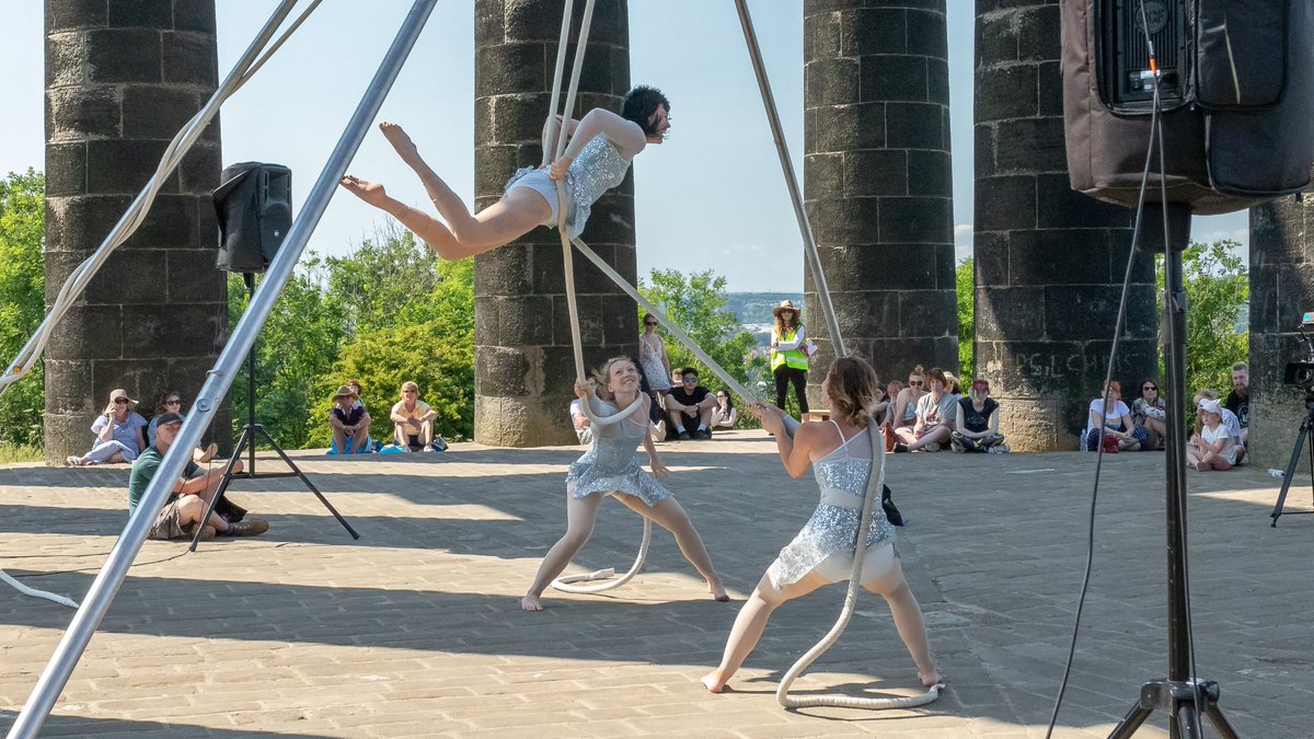 UncagedAerial's tweet photo. All the love from our debut Letters of Hope show at Penshaw Monument. Thanks to everyone involved - and all who had a little dance with us after.... We're doing it all again @durhamfringe from 28th July! #outdoorevents #aerial #performance #lettersofhope21 https://t.co/yTTxWEfdcG