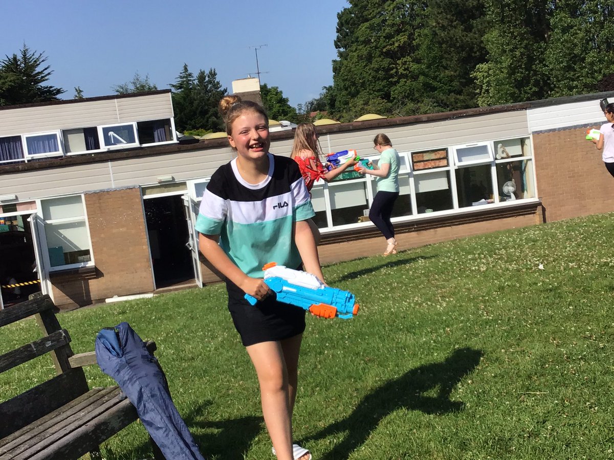 GaytonPrimary's tweet photo. Water fight action @Y6Gayton https://t.co/d0wyXlVuuF