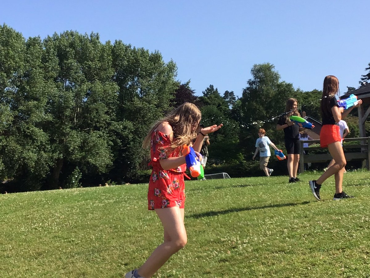 GaytonPrimary's tweet photo. Water fight @Y6Gayton https://t.co/5FI3JydNUM