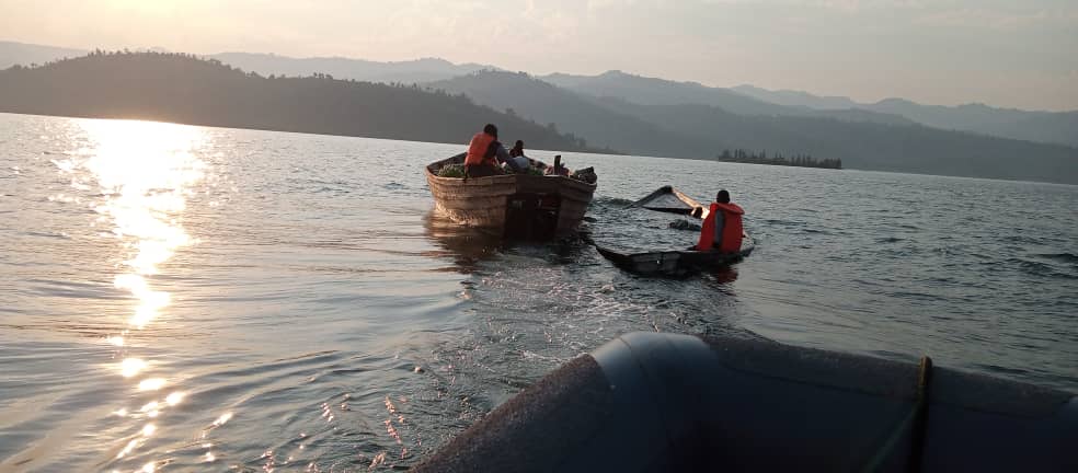 rbarwanda's tweet image. Ishami rya Polisi rishinzwe umutekano wo mu mazi, mu gitondo cyo kuri uyu wa Mbere, ryatabaye abantu 7 bari bagiye kurohama mu Kivu ubwo ubwato bari barimo bwarengerwaga n'amazi.

Bwari butwaye ibicuruzwa buturutse i Rutsiro bwerekeza i Nyamyumba muri Rubavu. #RBAAmakuru