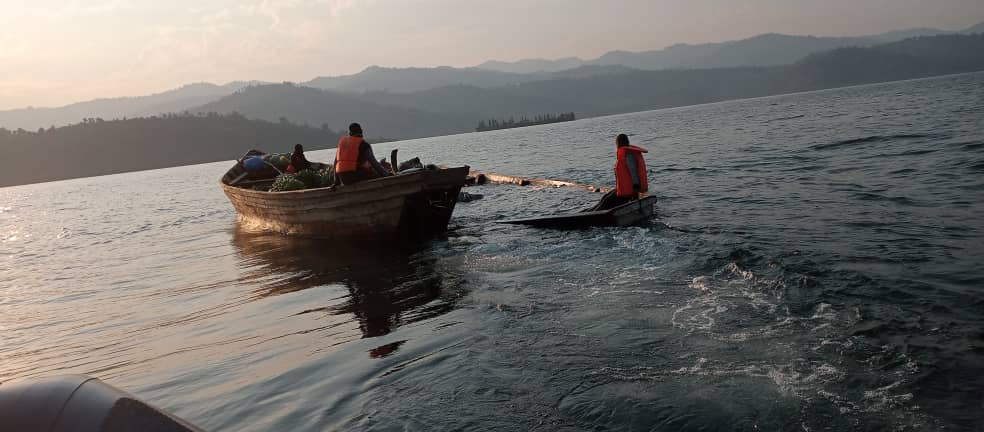 rbarwanda's tweet image. Ishami rya Polisi rishinzwe umutekano wo mu mazi, mu gitondo cyo kuri uyu wa Mbere, ryatabaye abantu 7 bari bagiye kurohama mu Kivu ubwo ubwato bari barimo bwarengerwaga n'amazi.

Bwari butwaye ibicuruzwa buturutse i Rutsiro bwerekeza i Nyamyumba muri Rubavu. #RBAAmakuru