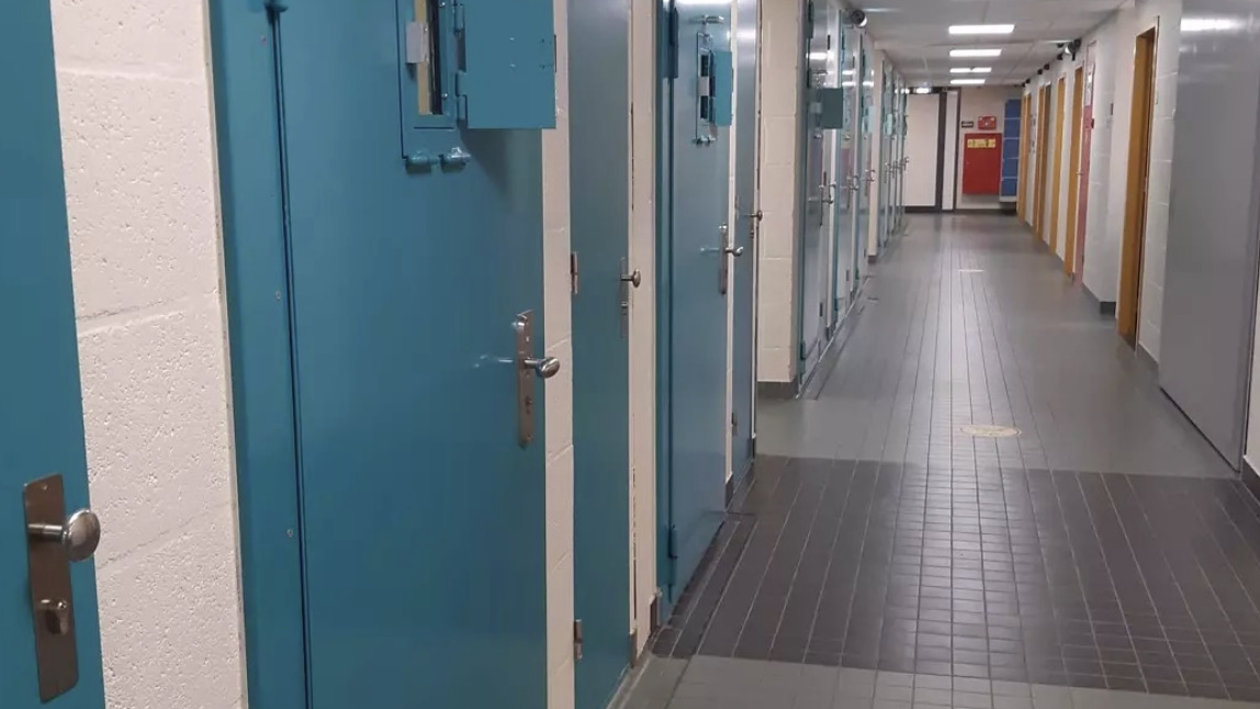 De politie heeft afgelopen weekend in een woning in Heesch een flinke hoeveelheid harddrugs en wapens gevonden