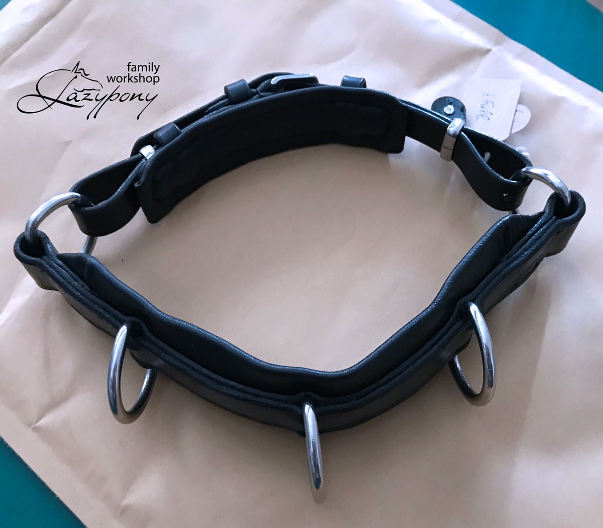 LazyponyES's tweet photo. Elegante #muserola negra con anillos para trabajo a mano, trabajo a la cuerda y monta. #lazyponyes #handcraftedleather #handmadeleather #leathertack #cavesson #horsecavesson #customtack #weaverleather #Kappzaum #groundwork #longingcavesson #kapsoni https://t.co/fgPsxM0VeD https://t.co/UbiBqCyFvP