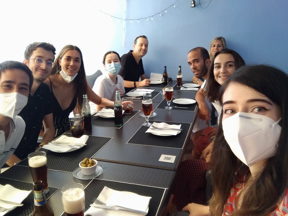 fue_uji's tweet photo. #PostgrausPropis @UJIuniversitat
💥👍Súper equip d'alumnat i profes del #curs d'Expert Universitari en #Traducció i Localització de #ContingutsAudiovisuals 📹📲🎚️
Sessions als laboratoris i sessions de café i més😆😉
#laboratoris #audiovisuals #somUJI
https://t.co/NyJgpRXd3m https://t.co/QTLBh39BTi