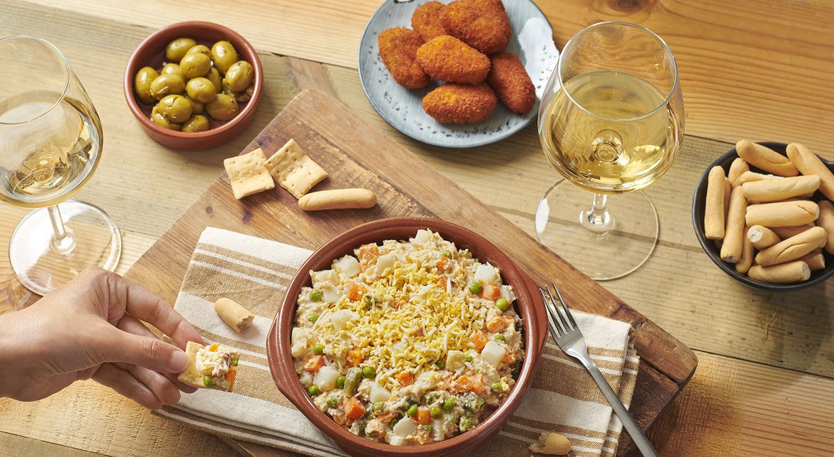 ¿Quién dijo que la #ensaladillarusa era aburrida?Combina perfecto con unas #croquetas, o unas gambitas saladas, con algo de carne o pescado, o con unas tostadas de pan.¿Con qué las prefieres tú? Nosotros elegimos con nuestras croquetas 😉
#disfrutandodelmomento #maridajecasamas