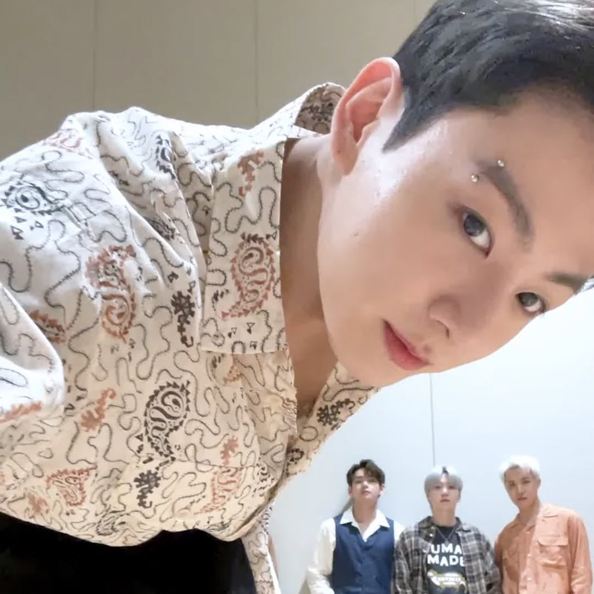 rockstarJKK's tweet image. this outfit...